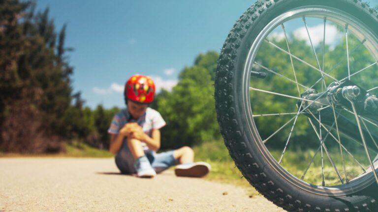 Urazy na rowerze, hulajnodze i deskorolce – jak pomóc dziecku po upadku?