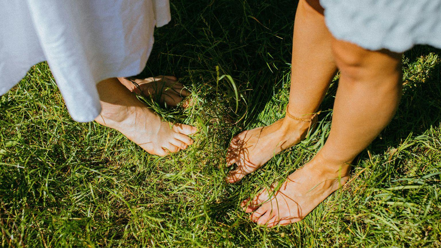 Czy warto chodzić boso lub w butach barefoot? Oto, co musisz wiedzieć!